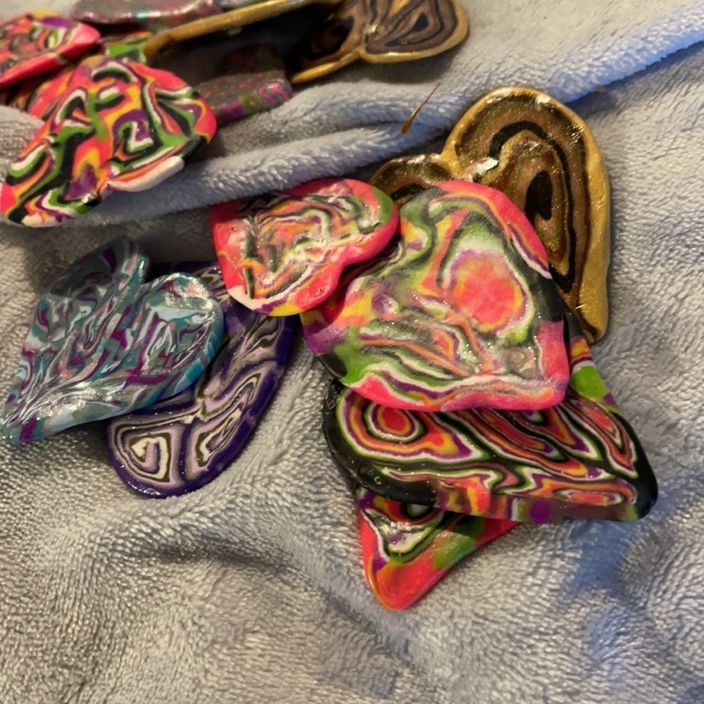 Jar of 20 various size/design polymer clay hearts - Picture 3 of 8